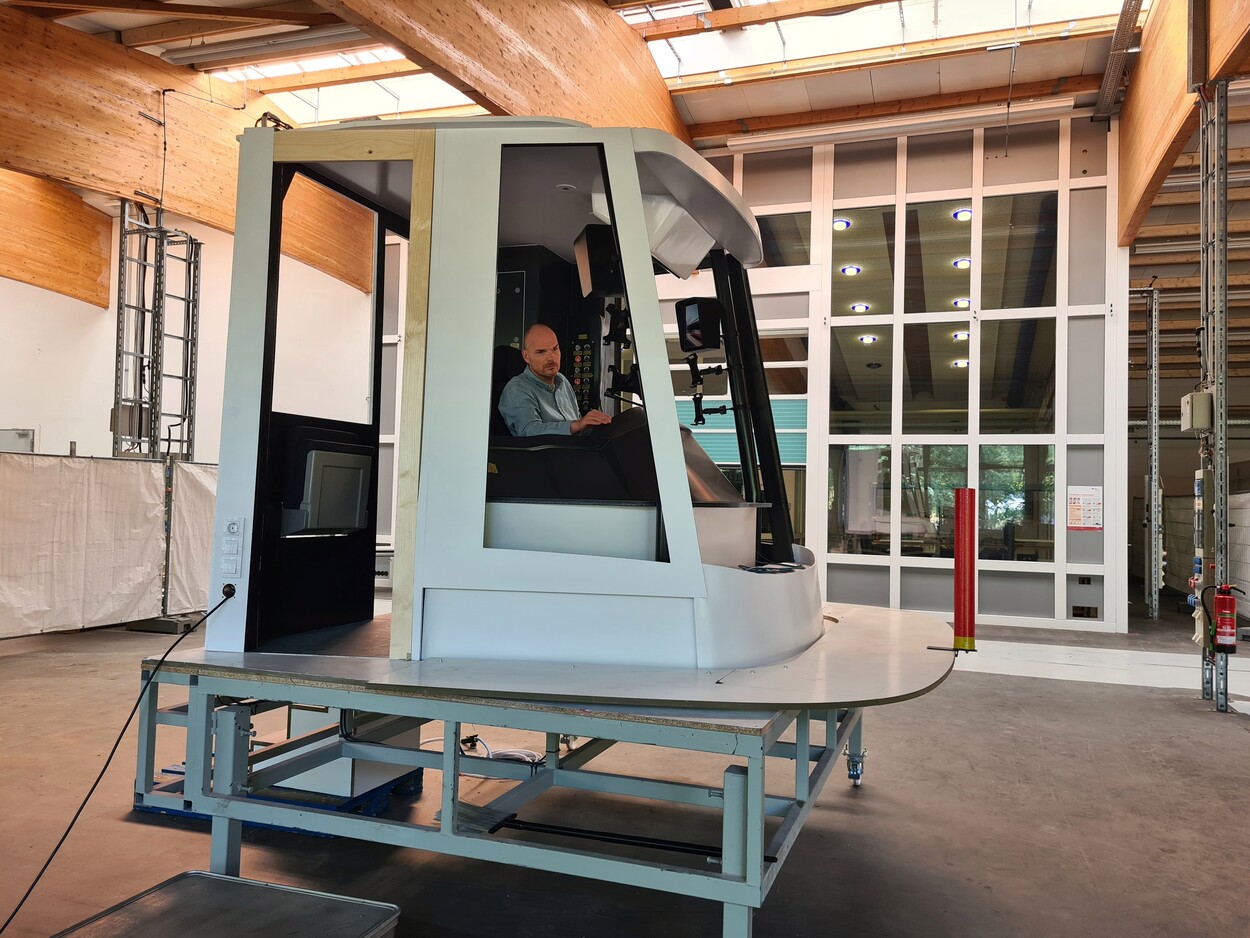 1:1-Modell des neuen VDV-Tram-Train-Cockpits zum Testen für Fahrpersonal in Karlsruhe