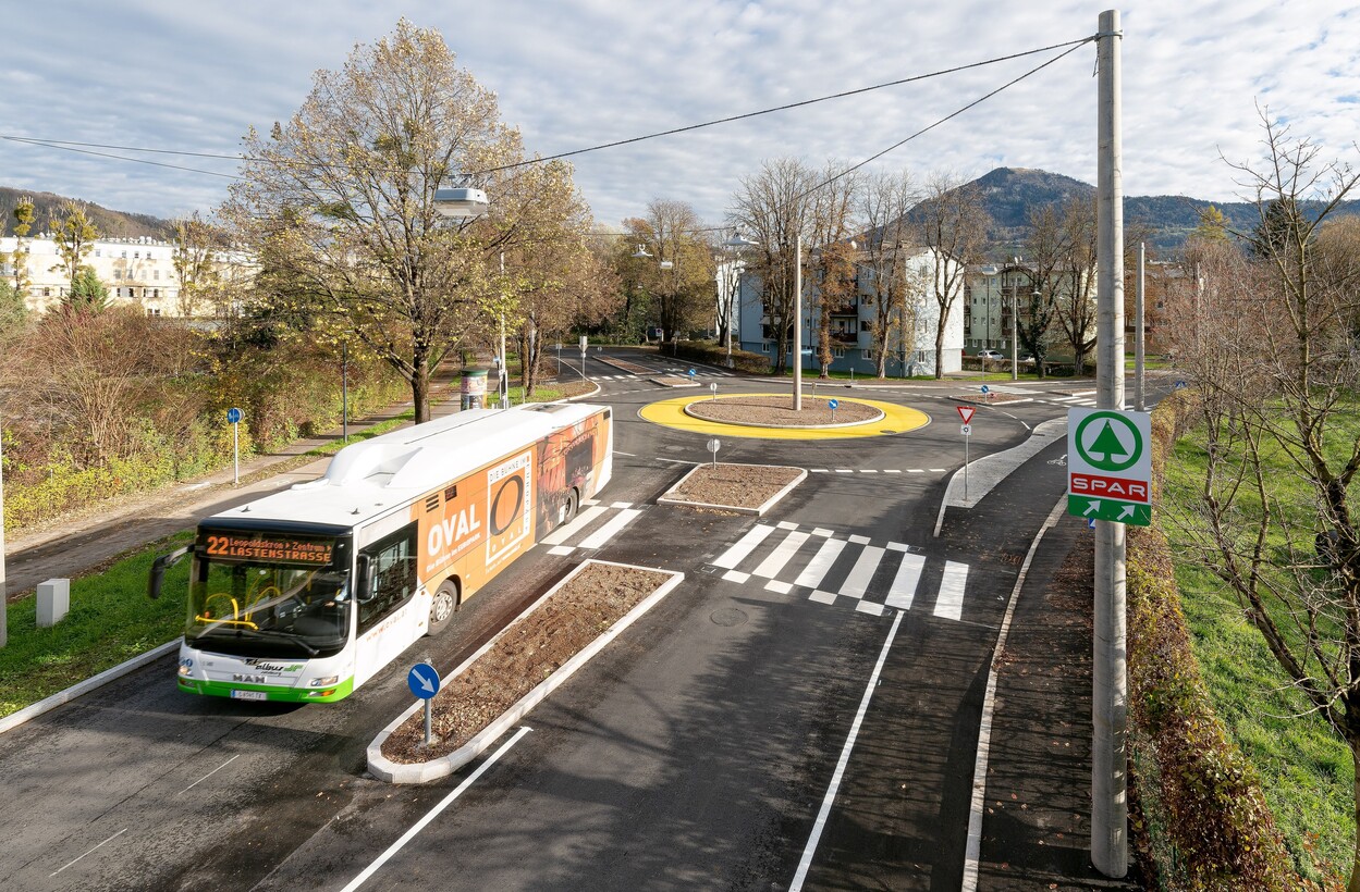 Mehr Sicherheit, mehr Grün: Neuer Kreisverkehr Hofhaymer-Allee nimmt „Betrieb“ auf