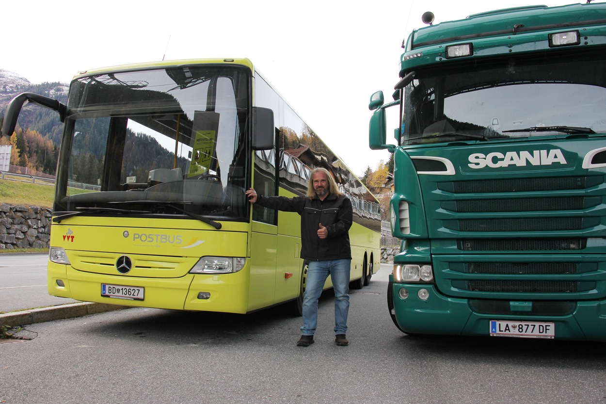  Michael Habicher mit dem LKW und einem Postbus