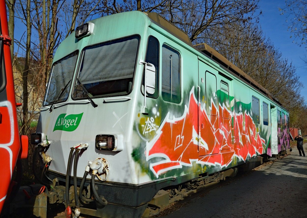 Wo rohe Kräfte sinnlos walten! Vom Beschmieren zum Zerstören ist es nicht weit!