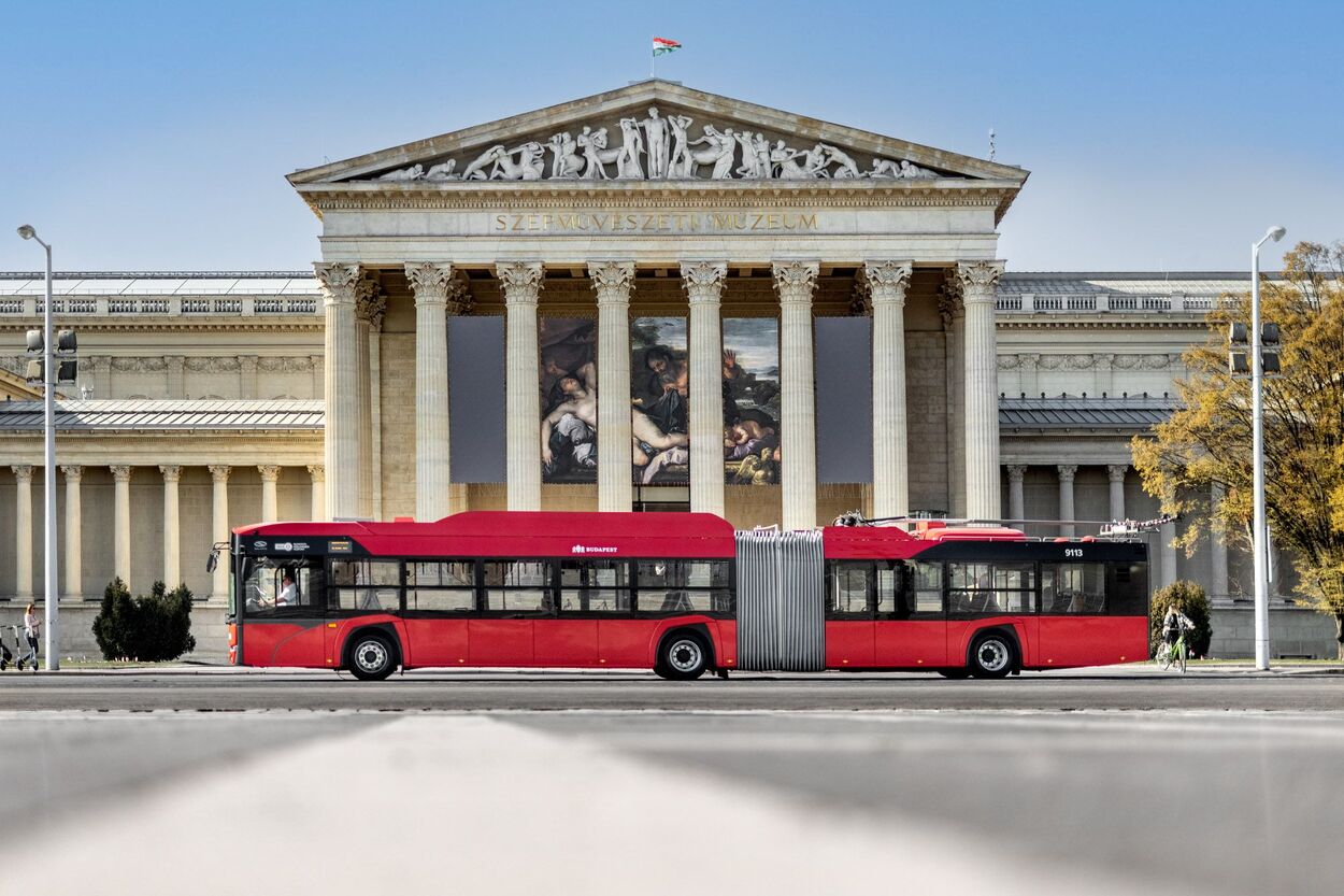 Solaris O-Bus bei Museum der Bildenden Künste (Szépművészeti Múzeum)