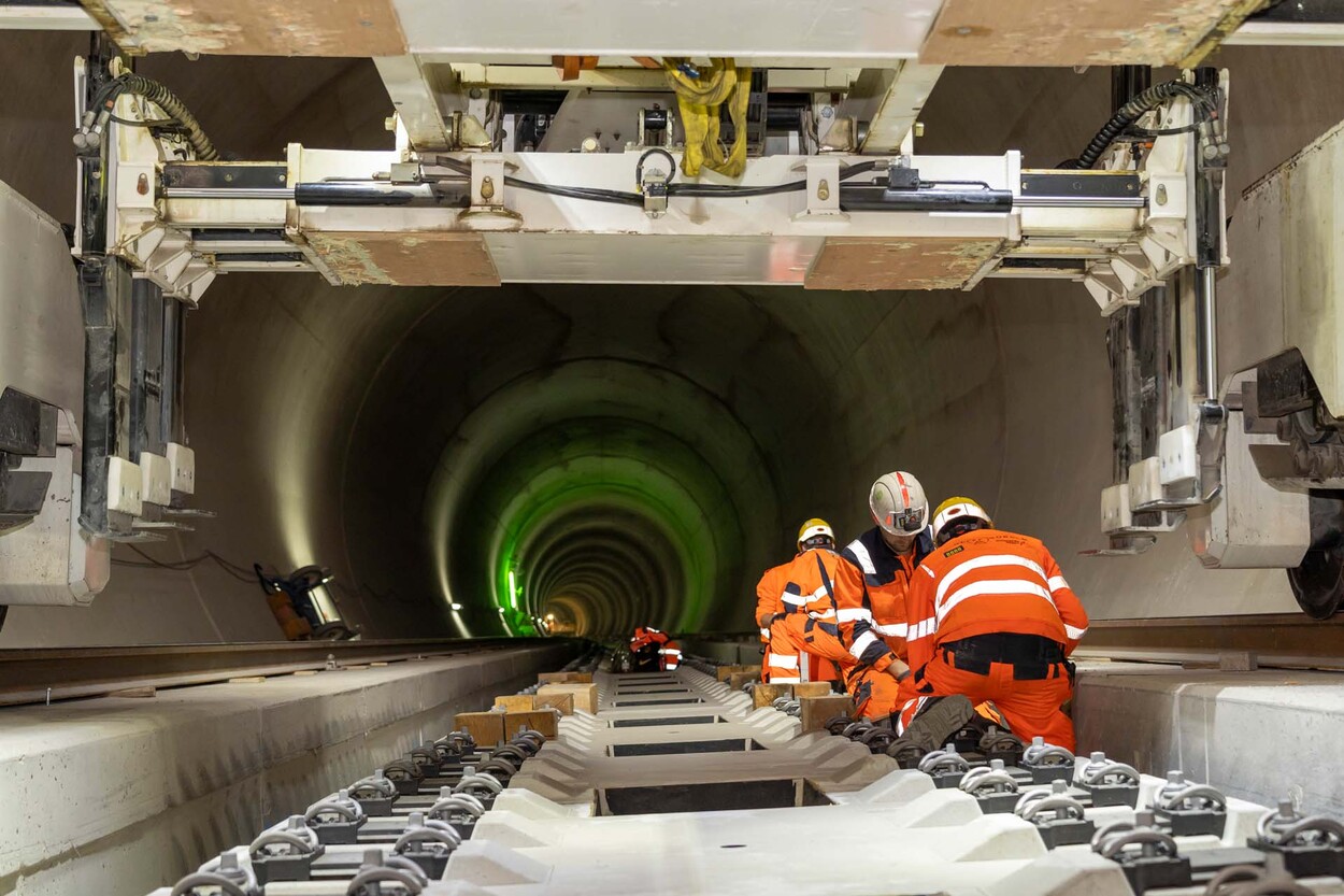 Koralmtunnel auf Schiene: Letzte Gleistragplatte montiert