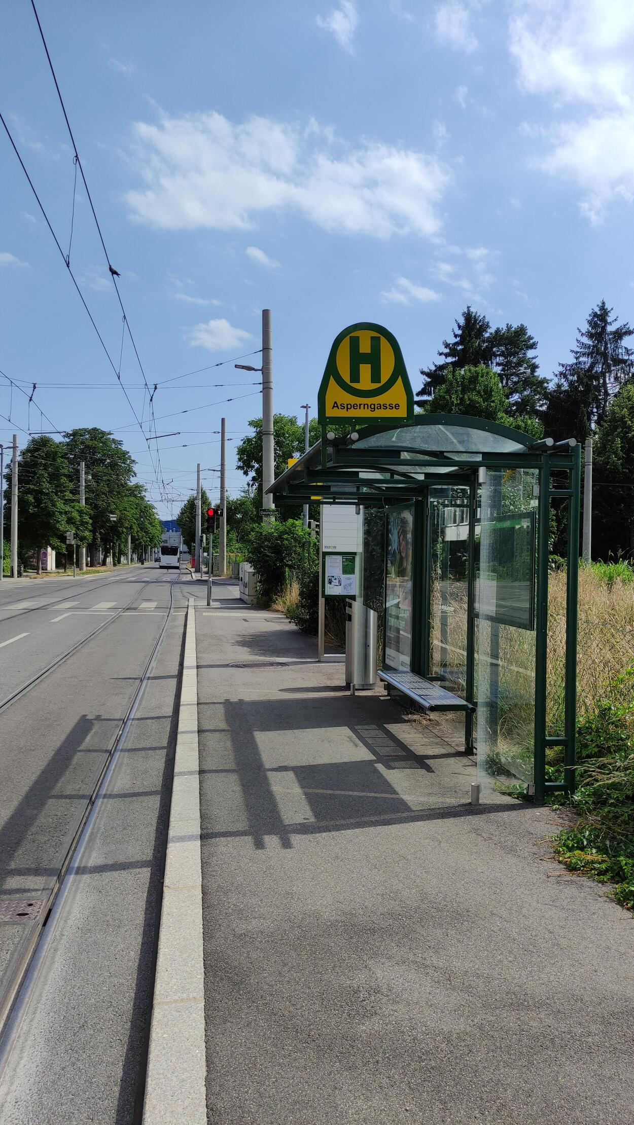 Fahrgast: Hitzeschutz für wartende Fahrgäste!