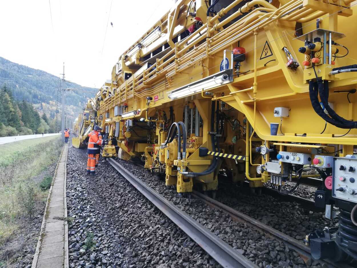 Gleisstopfmaschine auf der Arlbergbahn