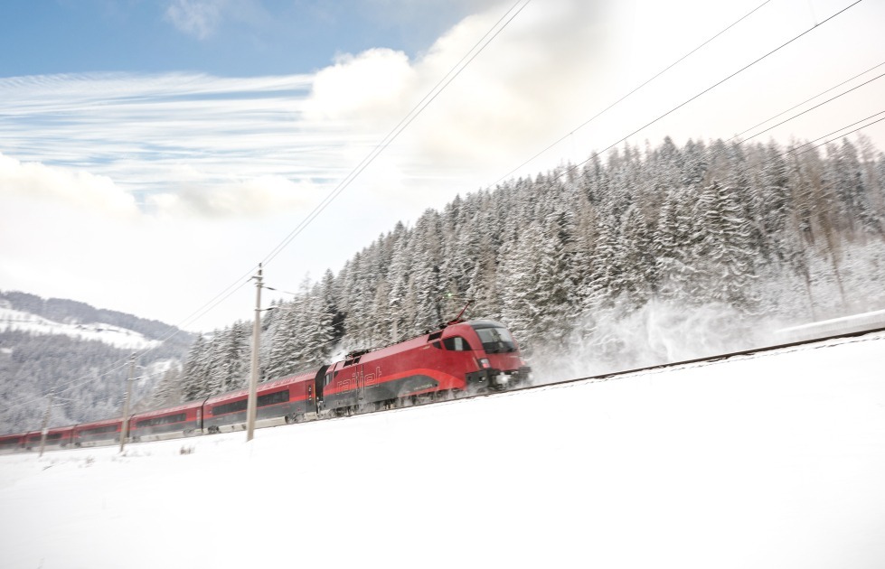 Railjet fährt durch die Winterlandschaft