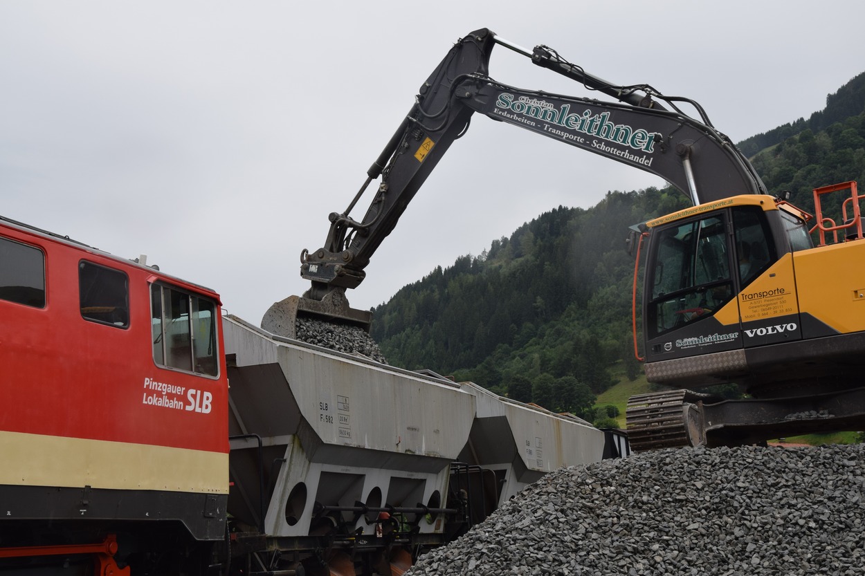 Arbeiten für die Schotterung des Gleisbetts der Pinzgauer Lokalbahn. Stuhlfelden, 12.07.2023.