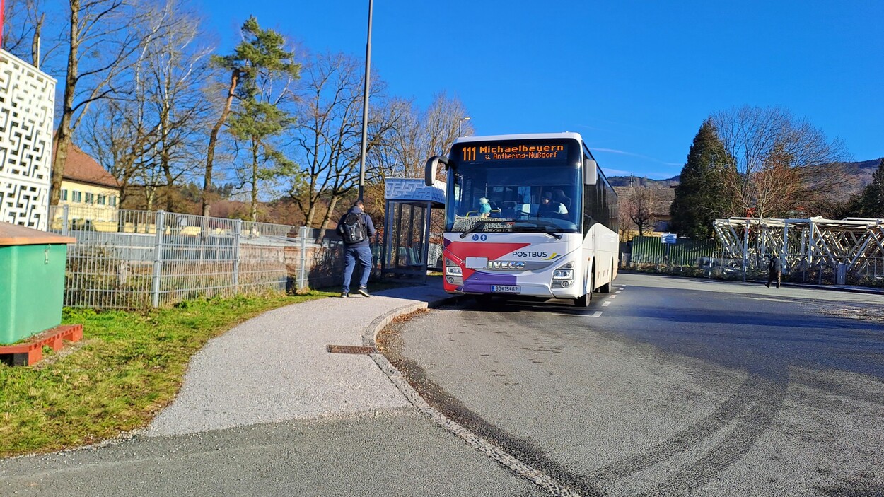 Postbus Linie 111 am Bahnhof Weitwörth-Nußdorf