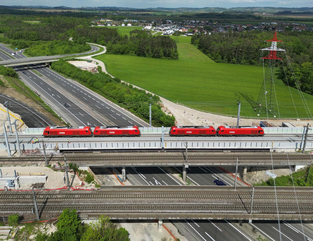 ÖBB-Lokomotiven mit jeweils rd. 80 Tonnen Eigengewicht beim Brückenbelastungstest