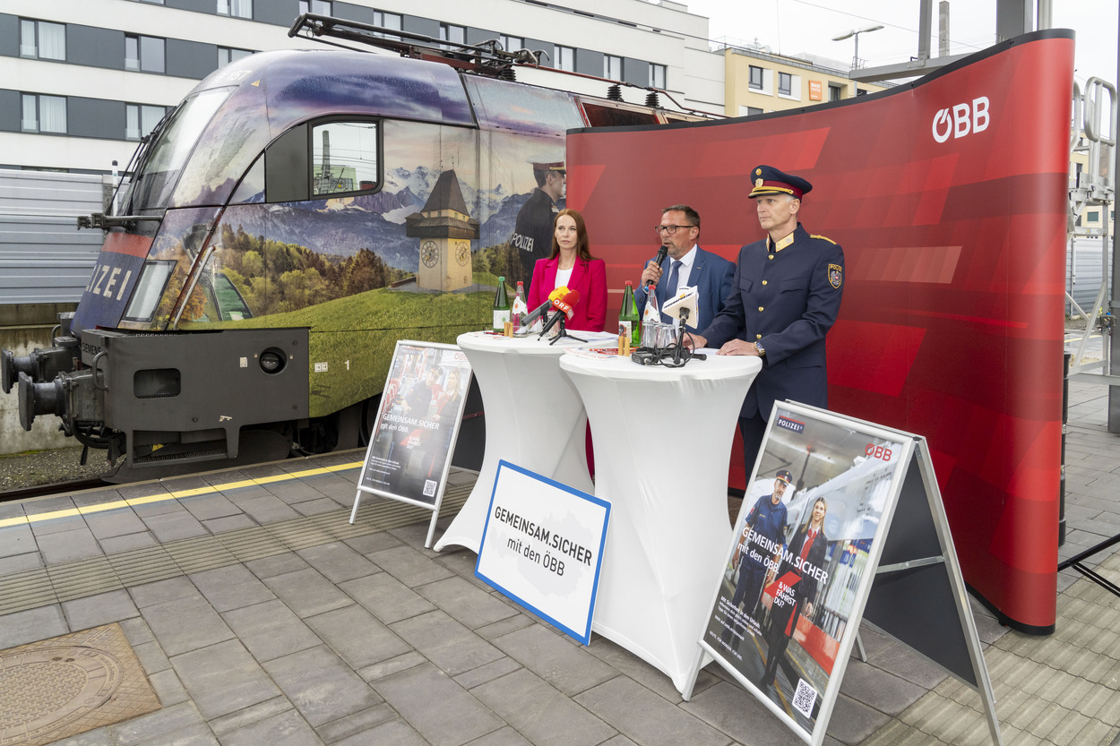 Pressekonferenz vor Polizeilok