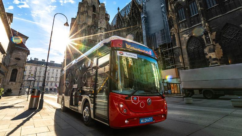 Batterie-Wasserstoff-Bus von Rampini im Testbetrieb vor dem Wiener Stephansdom.