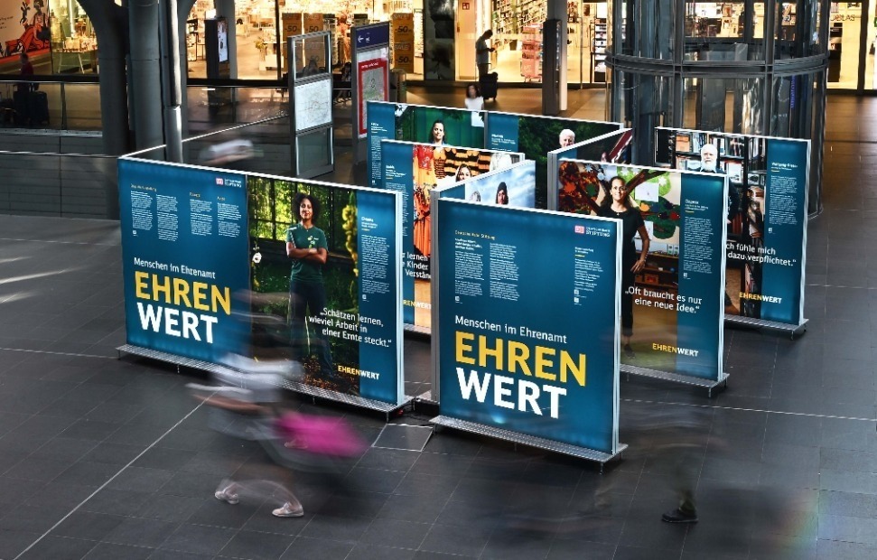 Die Deutsche Bahn Stiftung zeigt die Wanderausstellung „Ehrenwert“ im Hauptbahnhof Berlin