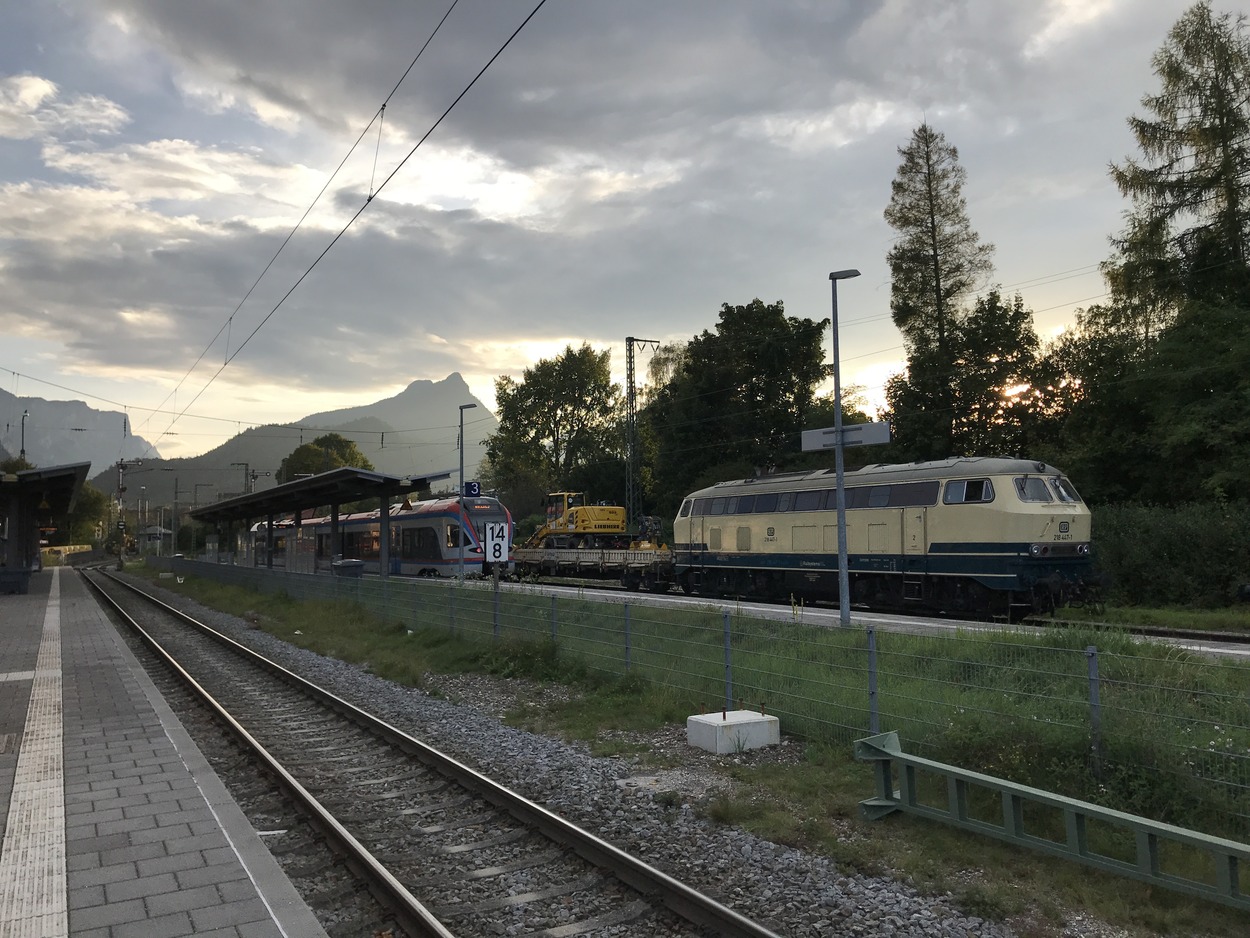 Dieselgewitter am Bahnhof Bad Reichenhall - V100 und BR218 im Bauzugeinsatz