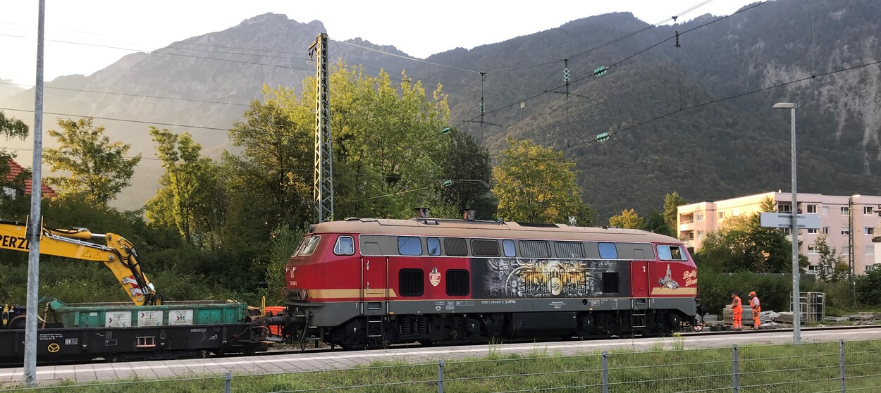 Dieselgewitter am Bahnhof Bad Reichenhall - V100 und BR218 im Bauzugeinsatz