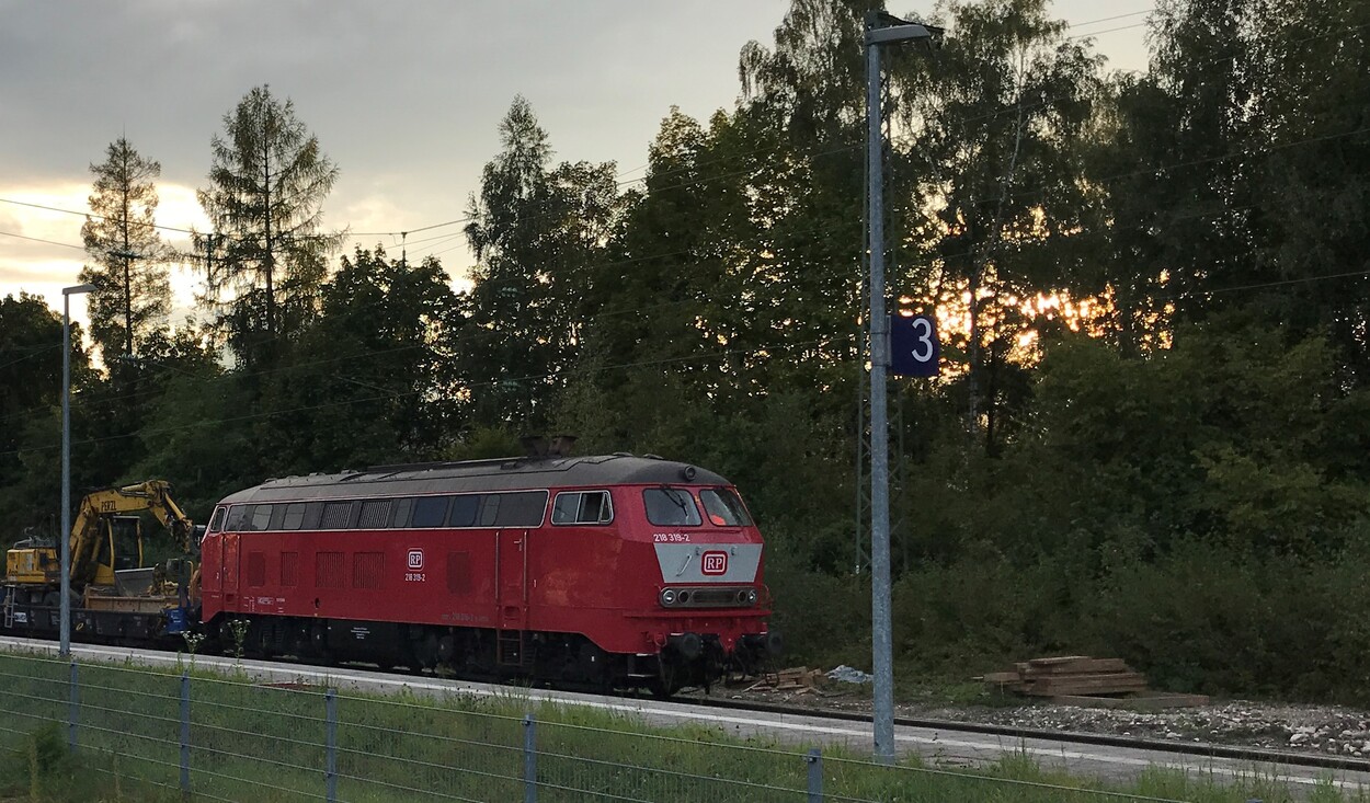 Dieselgewitter am Bahnhof Bad Reichenhall - V100 und BR218 im Bauzugeinsatz