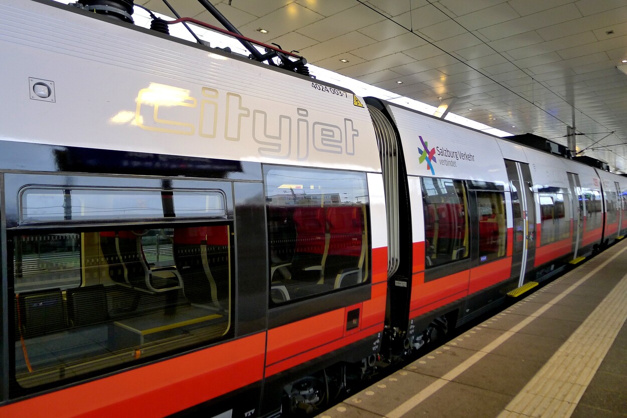 11.11.2020 - Schienen-Personenverkehr am Hauptbahnhof Salzburg