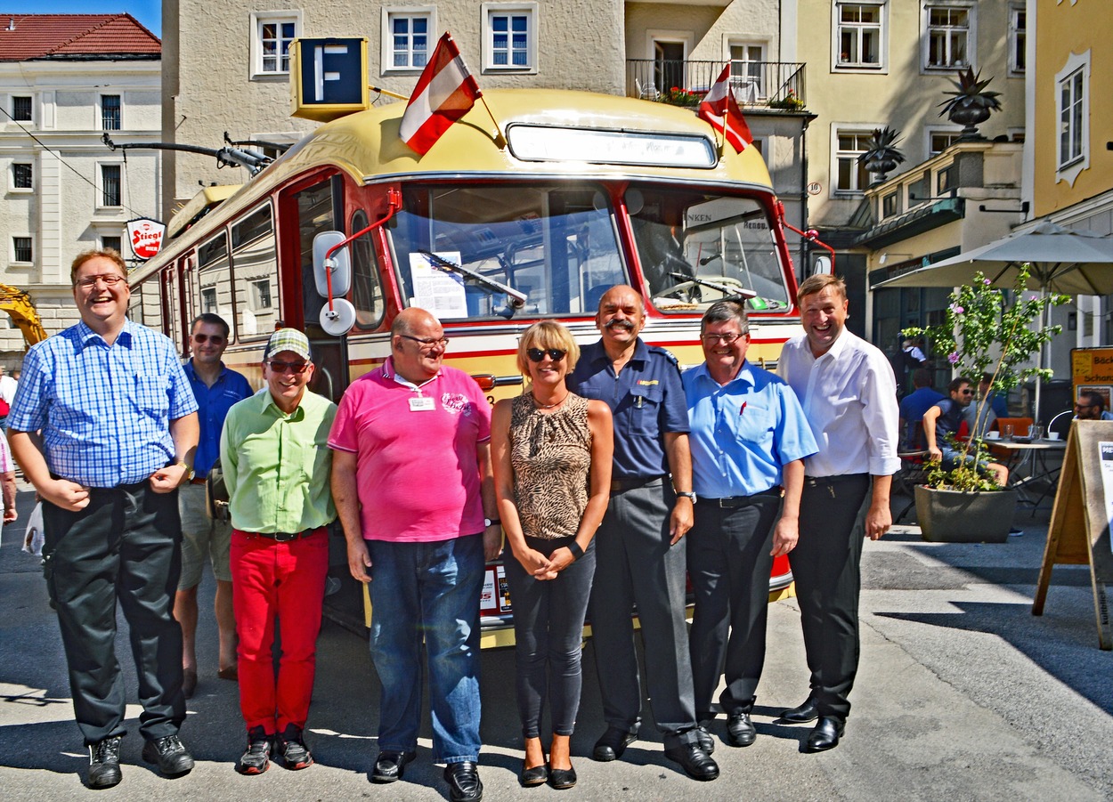 Obus 123 Verein Pro Obus (Eigentümer Jonathan Ward) bei einer Fahrzeugschau am Kapitelplatz 08/2015