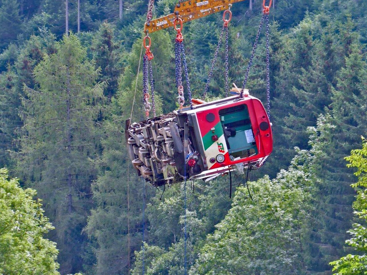 Murtalbahn abgestürzter Triebwagen VT31 wird geborgen